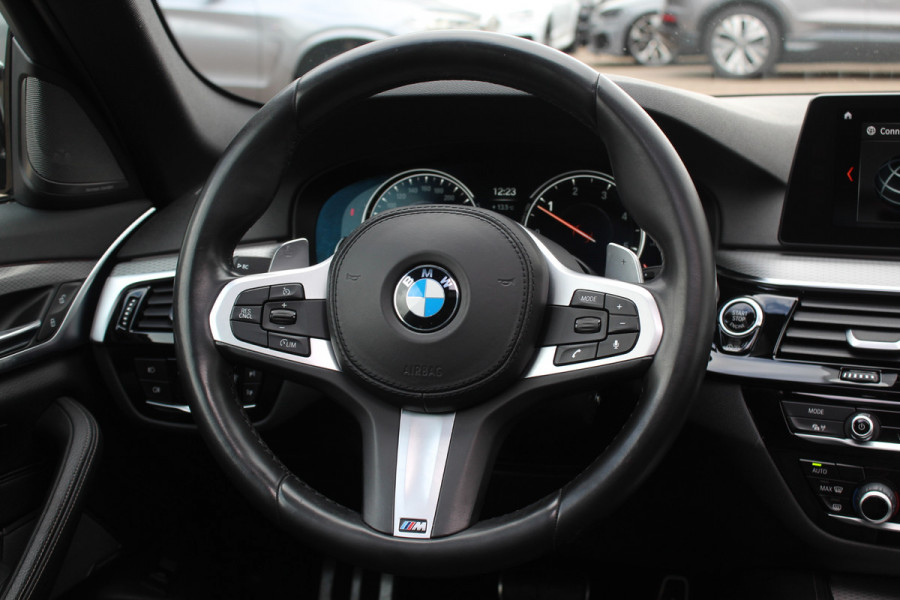 BMW 5 Serie Touring 520d High Exe. M Sport / Panoramadak / Camera / Head-up / 19'' / Leder / Navigatie / Stoelverwarming / Cruise Control