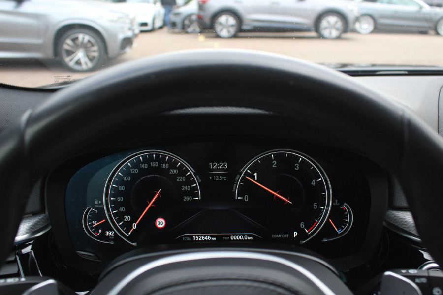 BMW 5 Serie Touring 520d High Exe. M Sport / Panoramadak / Camera / Head-up / 19'' / Leder / Navigatie / Stoelverwarming / Cruise Control