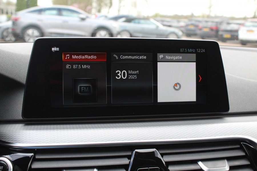 BMW 5 Serie Touring 520d High Exe. M Sport / Panoramadak / Camera / Head-up / 19'' / Leder / Navigatie / Stoelverwarming / Cruise Control