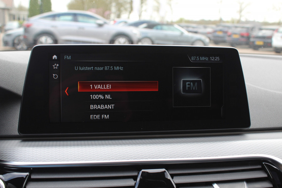 BMW 5 Serie Touring 520d High Exe. M Sport / Panoramadak / Camera / Head-up / 19'' / Leder / Navigatie / Stoelverwarming / Cruise Control