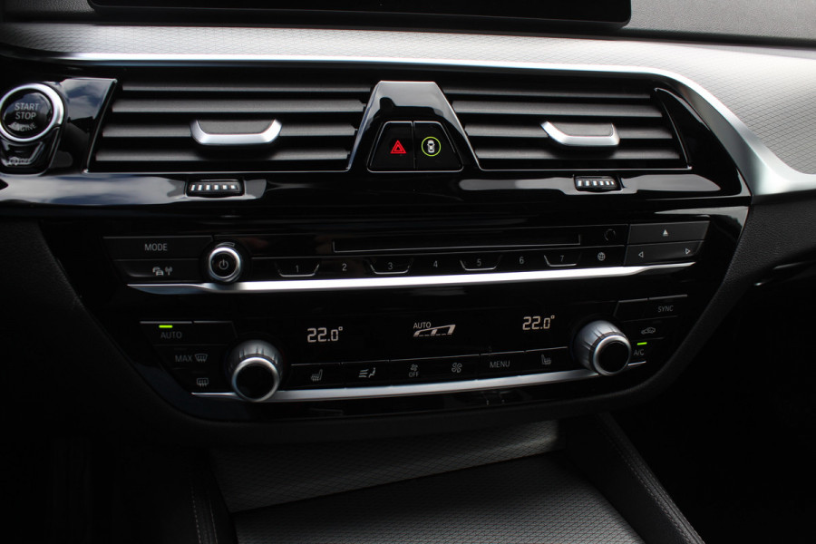 BMW 5 Serie Touring 520d High Exe. M Sport / Panoramadak / Camera / Head-up / 19'' / Leder / Navigatie / Stoelverwarming / Cruise Control