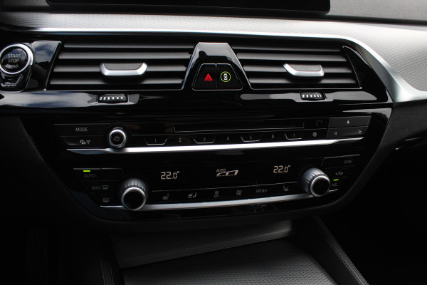 BMW 5 Serie Touring 520d High Exe. M Sport / Panoramadak / Camera / Head-up / 19'' / Leder / Navigatie / Stoelverwarming / Cruise Control