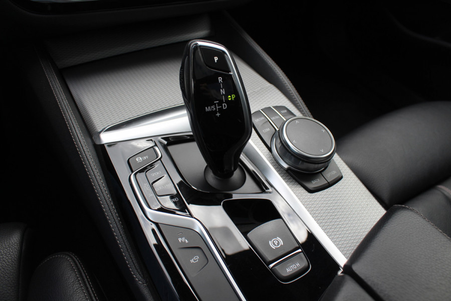 BMW 5 Serie Touring 520d High Exe. M Sport / Panoramadak / Camera / Head-up / 19'' / Leder / Navigatie / Stoelverwarming / Cruise Control
