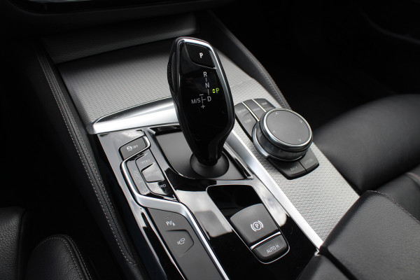 BMW 5 Serie Touring 520d High Exe. M Sport / Panoramadak / Camera / Head-up / 19'' / Leder / Navigatie / Stoelverwarming / Cruise Control
