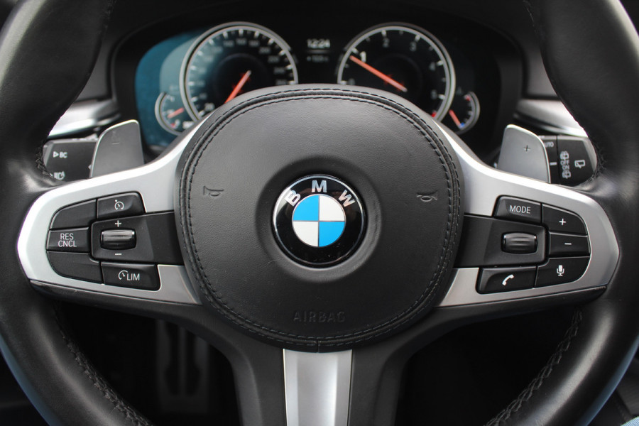 BMW 5 Serie Touring 520d High Exe. M Sport / Panoramadak / Camera / Head-up / 19'' / Leder / Navigatie / Stoelverwarming / Cruise Control