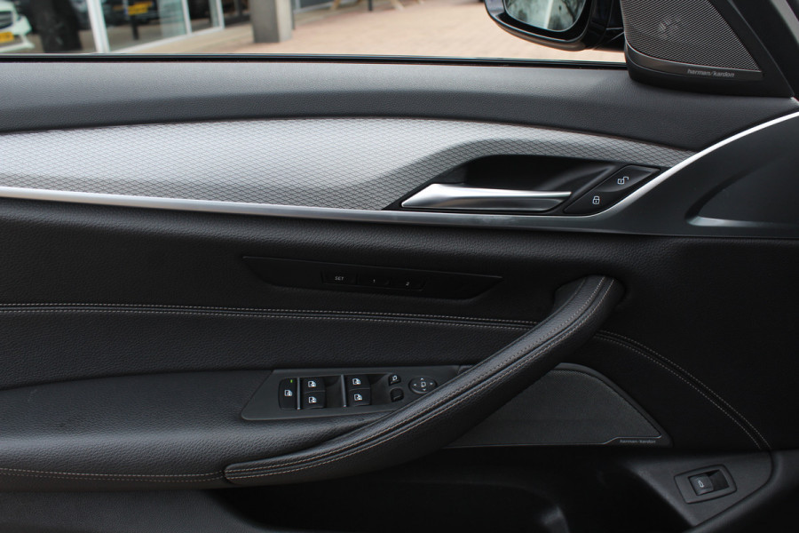 BMW 5 Serie Touring 520d High Exe. M Sport / Panoramadak / Camera / Head-up / 19'' / Leder / Navigatie / Stoelverwarming / Cruise Control