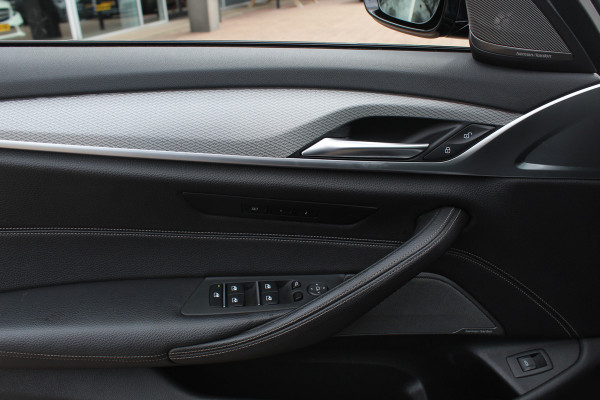 BMW 5 Serie Touring 520d High Exe. M Sport / Panoramadak / Camera / Head-up / 19'' / Leder / Navigatie / Stoelverwarming / Cruise Control