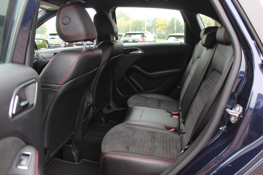 Mercedes-Benz B-Klasse 180 Business Solution AMG Upgrade Edition / Camera / Navigatie / 18'' / Stoelverwarming / Cruise Control