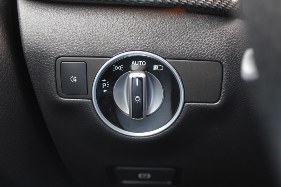 Mercedes-Benz B-Klasse 180 Business Solution AMG Upgrade Edition / Camera / Navigatie / 18'' / Stoelverwarming / Cruise Control