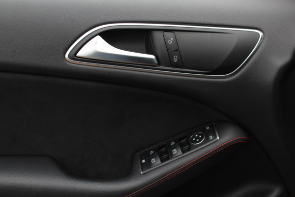 Mercedes-Benz B-Klasse 180 Business Solution AMG Upgrade Edition / Camera / Navigatie / 18'' / Stoelverwarming / Cruise Control