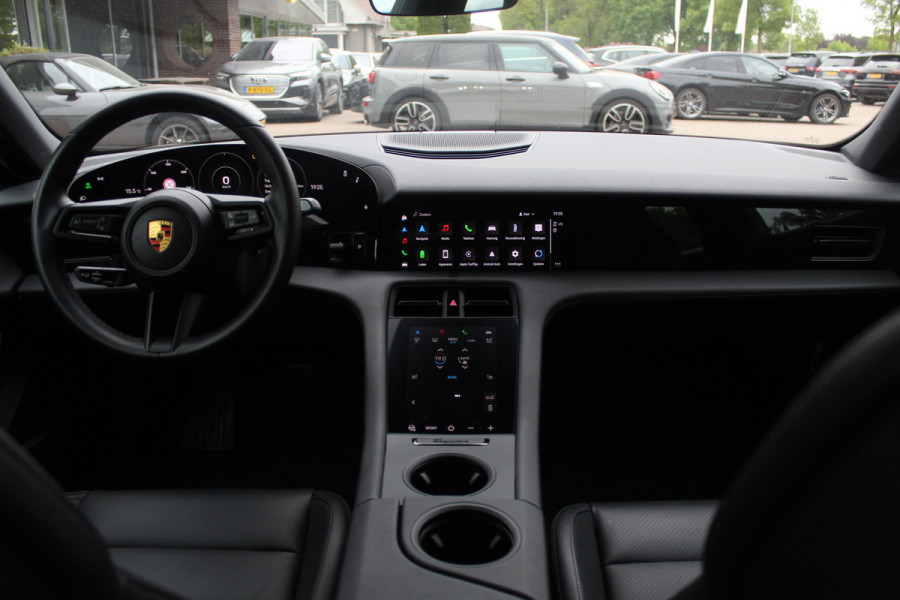 Porsche Taycan 79 kWh / SoH 95% / Panoramadak / Leder / Parkeerhulp V+A / 19'' / Stoelverwarming / DAB / Cruise Control