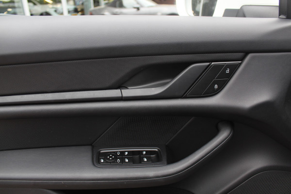Porsche Taycan 79 kWh / SoH 95% / Panoramadak / Leder / Parkeerhulp V+A / 19'' / Stoelverwarming / DAB / Cruise Control