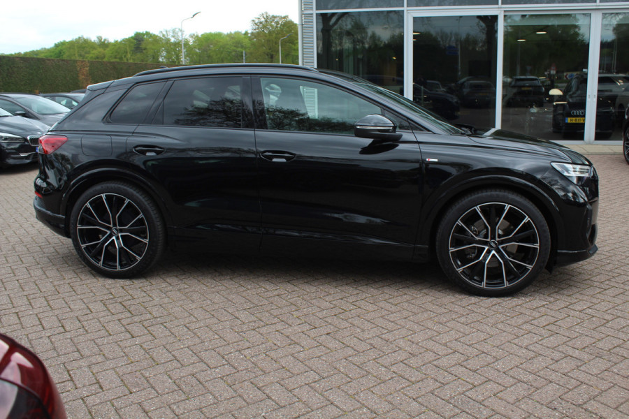 Audi Q4 e-tron 50 quattro Launch edition S Competition 77 kWh / SoH 95% / Camera / Head-up / 20'' / Keyless / RS Seats / Sonos audio / Stoelverwarming / Dodehoek / DAB / ACC / Warmtepomp