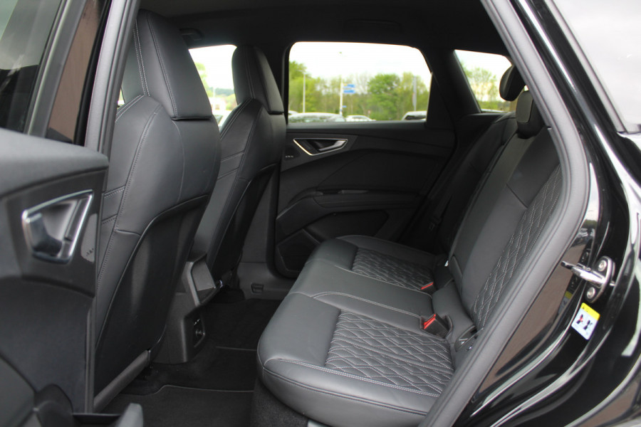 Audi Q4 e-tron 50 quattro Launch edition S Competition 77 kWh / SoH 95% / Camera / Head-up / 20'' / Keyless / RS Seats / Sonos audio / Stoelverwarming / Dodehoek / DAB / ACC / Warmtepomp