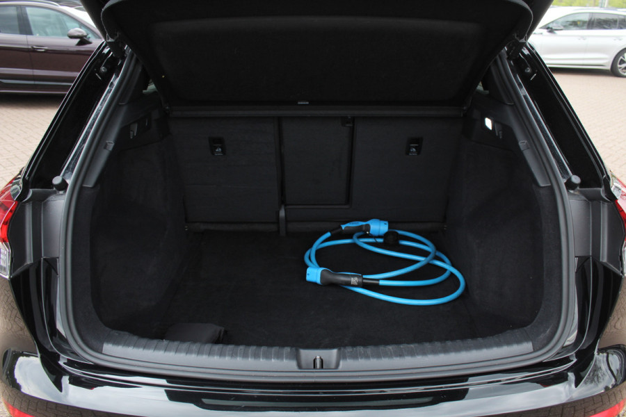 Audi Q4 e-tron 50 quattro Launch edition S Competition 77 kWh / SoH 95% / Camera / Head-up / 20'' / Keyless / RS Seats / Sonos audio / Stoelverwarming / Dodehoek / DAB / ACC / Warmtepomp