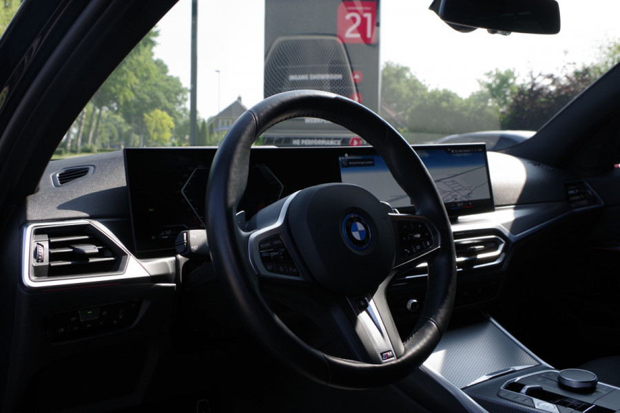 BMW 3 Serie Touring 330e xDrive 293 PK M-Sport Pro, Panoramadak, Elek. Trekhaak, Camera
