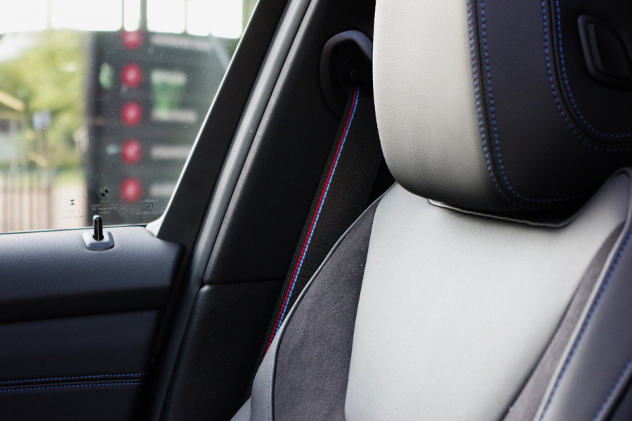 BMW 3 Serie Touring 330e xDrive 293 PK M-Sport Pro, Panoramadak, Elek. Trekhaak, Camera