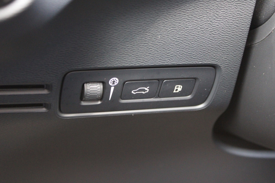 Volvo XC40 1.5 T4 Plug-in hybrid Plus Dark | Trekhaak | H/K | Pilot Assist | Memory | Navigatie | 360 Camera