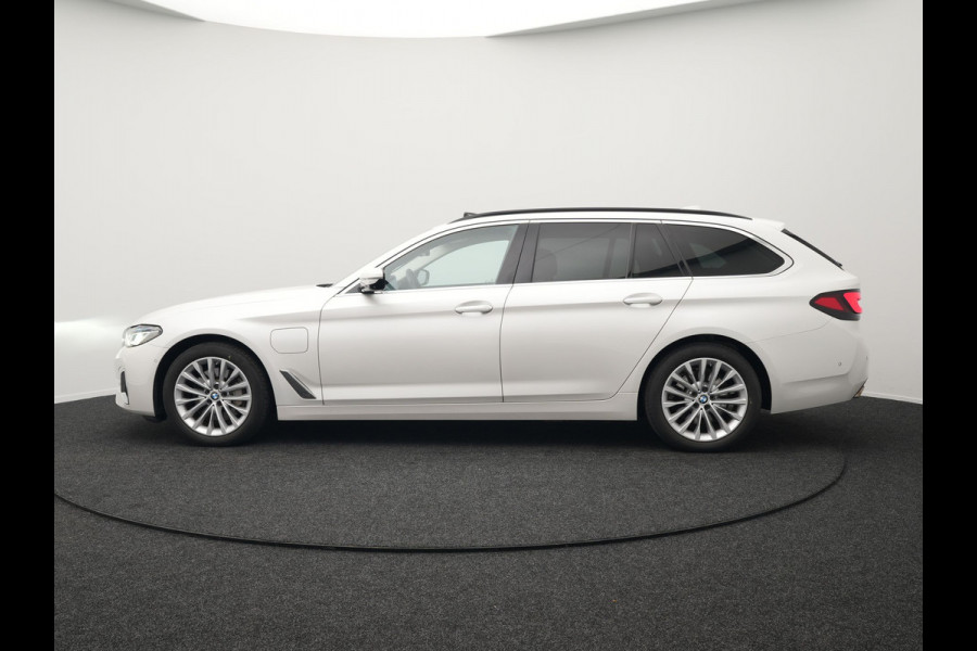 BMW 5 Serie Touring 530e xDrive Luxury Line Plug In Hybrid 293pk PHEV | Panodak | Laser LED | 360 Camera | Lederen Comfortstoelen Memory | Head Up | Keyless | Stuur Verwarmd | BLIS |