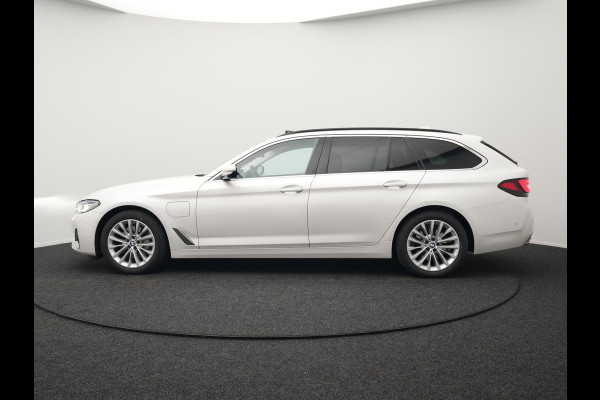 BMW 5 Serie Touring 530e xDrive Luxury Line Plug In Hybrid 293pk PHEV | Panodak | Laser LED | 360 Camera | Lederen Comfortstoelen Memory | Head Up | Keyless | Stuur Verwarmd | BLIS |