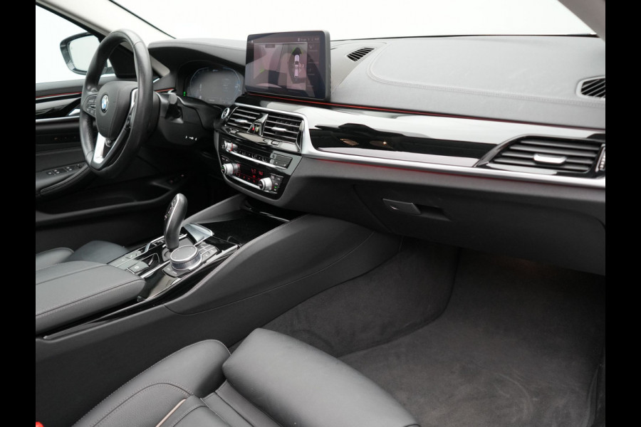 BMW 5 Serie Touring 530e xDrive Luxury Line Plug In Hybrid 293pk PHEV | Panodak | Laser LED | 360 Camera | Lederen Comfortstoelen Memory | Head Up | Keyless | Stuur Verwarmd | BLIS |