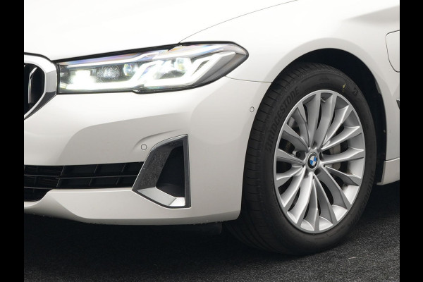BMW 5 Serie Touring 530e xDrive Luxury Line Plug In Hybrid 293pk PHEV | Panodak | Laser LED | 360 Camera | Lederen Comfortstoelen Memory | Head Up | Keyless | Stuur Verwarmd | BLIS |
