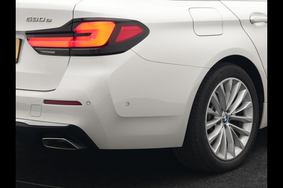 BMW 5 Serie Touring 530e xDrive Luxury Line Plug In Hybrid 293pk PHEV | Panodak | Laser LED | 360 Camera | Lederen Comfortstoelen Memory | Head Up | Keyless | Stuur Verwarmd | BLIS |