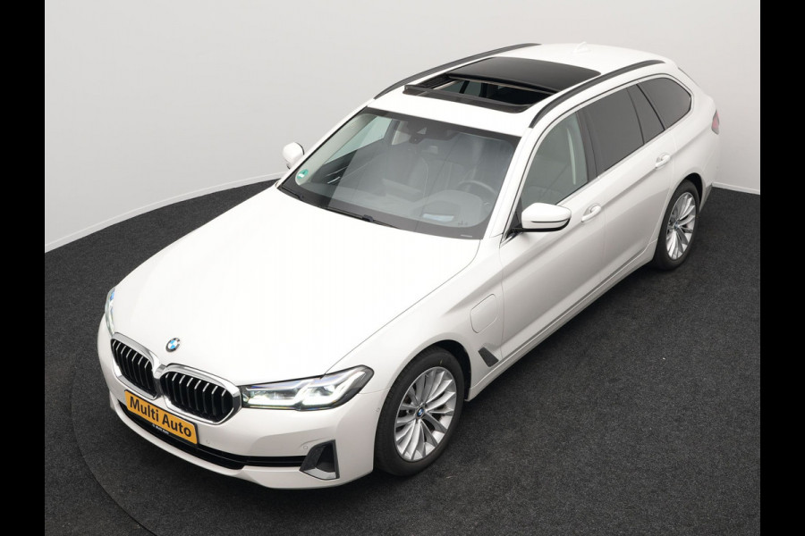 BMW 5 Serie Touring 530e xDrive Luxury Line Plug In Hybrid 293pk PHEV | Panodak | Laser LED | 360 Camera | Lederen Comfortstoelen Memory | Head Up | Keyless | Stuur Verwarmd | BLIS |