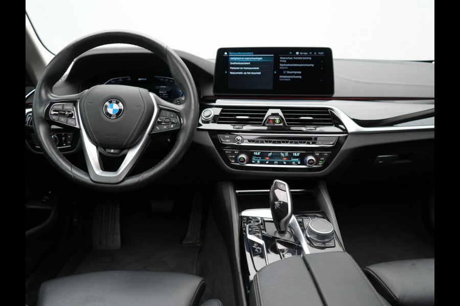 BMW 5 Serie Touring 530e xDrive Luxury Line Plug In Hybrid 293pk PHEV | Panodak | Laser LED | 360 Camera | Lederen Comfortstoelen Memory | Head Up | Keyless | Stuur Verwarmd | BLIS |