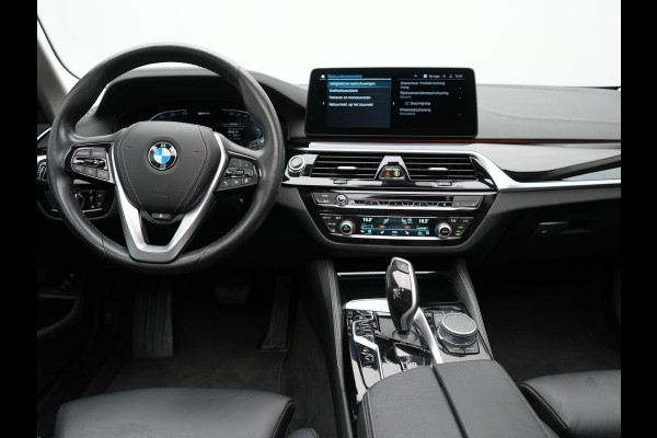 BMW 5 Serie Touring 530e xDrive Luxury Line Plug In Hybrid 293pk PHEV | Panodak | Laser LED | 360 Camera | Lederen Comfortstoelen Memory | Head Up | Keyless | Stuur Verwarmd | BLIS |