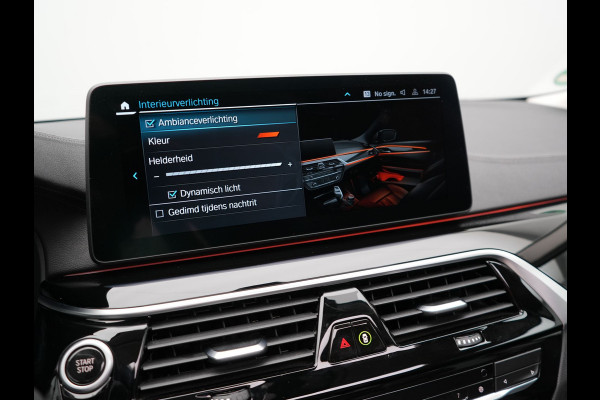 BMW 5 Serie Touring 530e xDrive Luxury Line Plug In Hybrid 293pk PHEV | Panodak | Laser LED | 360 Camera | Lederen Comfortstoelen Memory | Head Up | Keyless | Stuur Verwarmd | BLIS |