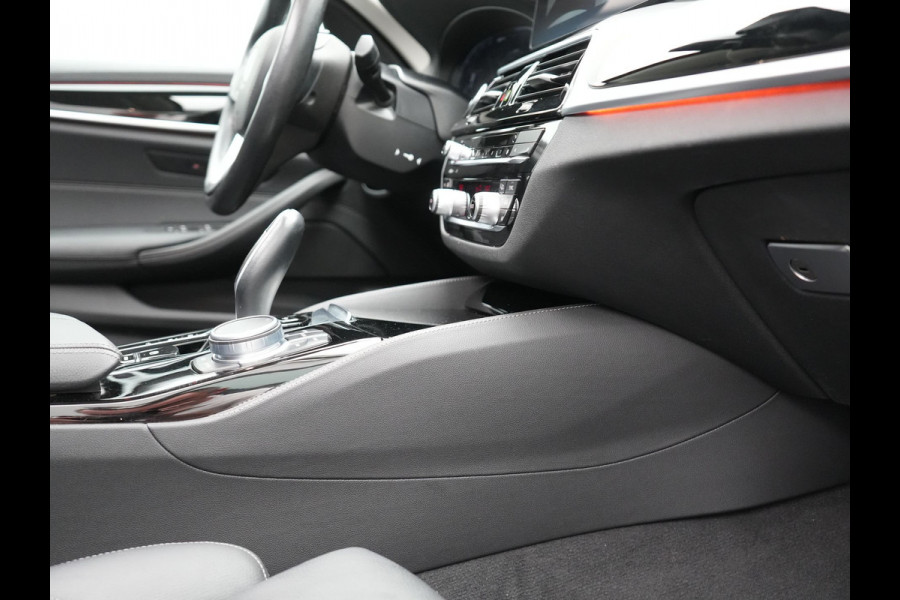 BMW 5 Serie Touring 530e xDrive Luxury Line Plug In Hybrid 293pk PHEV | Panodak | Laser LED | 360 Camera | Lederen Comfortstoelen Memory | Head Up | Keyless | Stuur Verwarmd | BLIS |