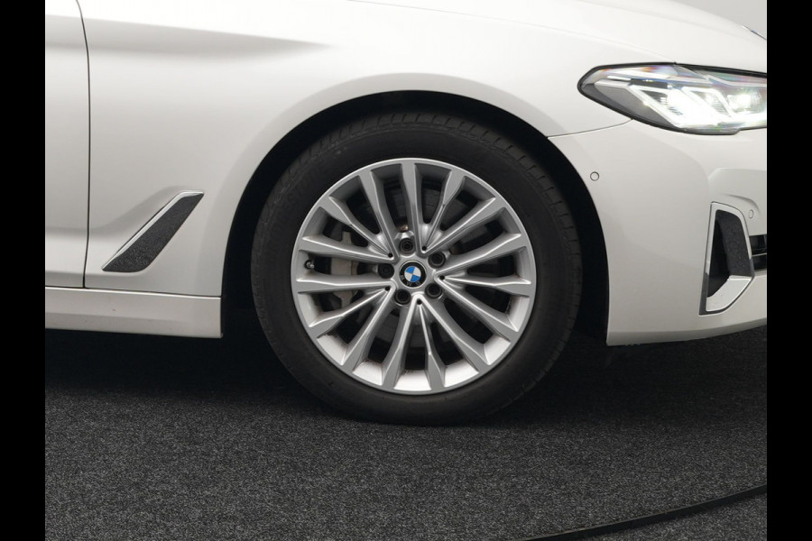 BMW 5 Serie Touring 530e xDrive Luxury Line Plug In Hybrid 293pk PHEV | Panodak | Laser LED | 360 Camera | Lederen Comfortstoelen Memory | Head Up | Keyless | Stuur Verwarmd | BLIS |