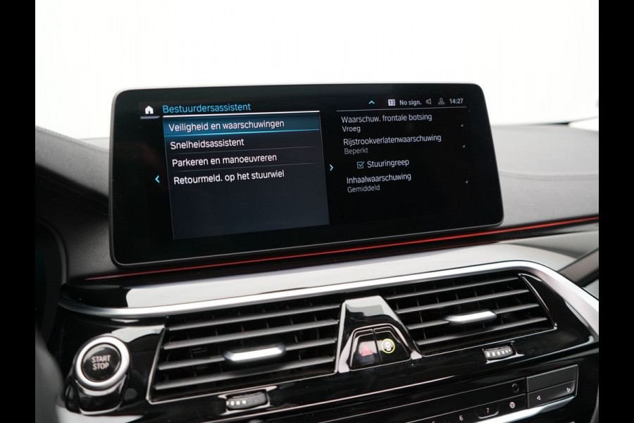 BMW 5 Serie Touring 530e xDrive Luxury Line Plug In Hybrid 293pk PHEV | Panodak | Laser LED | 360 Camera | Lederen Comfortstoelen Memory | Head Up | Keyless | Stuur Verwarmd | BLIS |
