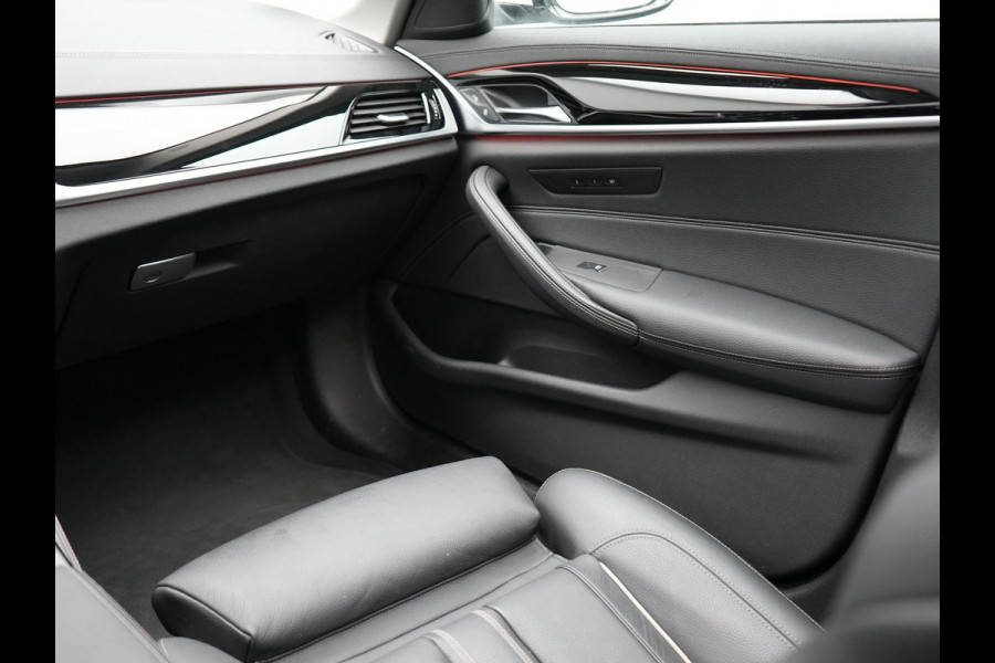 BMW 5 Serie Touring 530e xDrive Luxury Line Plug In Hybrid 293pk PHEV | Panodak | Laser LED | 360 Camera | Lederen Comfortstoelen Memory | Head Up | Keyless | Stuur Verwarmd | BLIS |