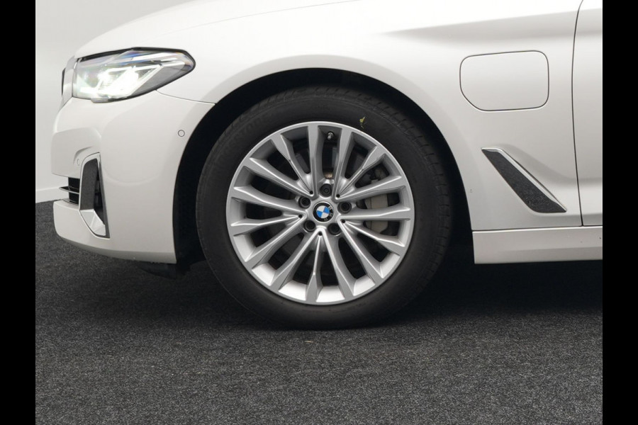 BMW 5 Serie Touring 530e xDrive Luxury Line Plug In Hybrid 293pk PHEV | Panodak | Laser LED | 360 Camera | Lederen Comfortstoelen Memory | Head Up | Keyless | Stuur Verwarmd | BLIS |