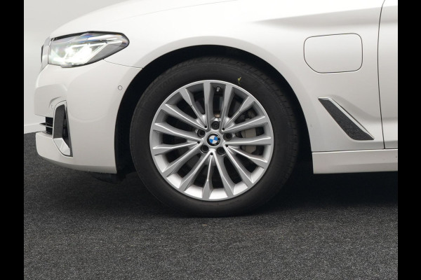 BMW 5 Serie Touring 530e xDrive Luxury Line Plug In Hybrid 293pk PHEV | Panodak | Laser LED | 360 Camera | Lederen Comfortstoelen Memory | Head Up | Keyless | Stuur Verwarmd | BLIS |