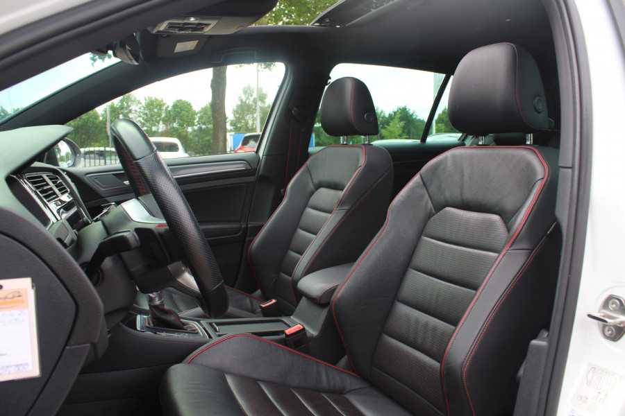 Volkswagen Golf 2.0 TSI GTI TCR / Akrapovic / Panoramadak / Camera / 19'' / Leder / Navigatie / Keyless / Dynaudio / Dodehoek / Stoelverwarming / DAB / ACC