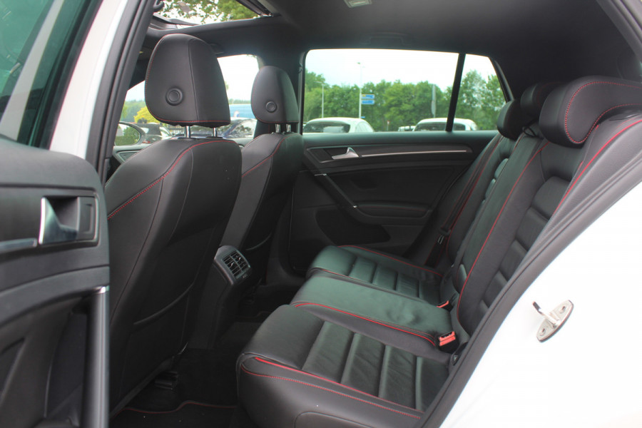 Volkswagen Golf 2.0 TSI GTI TCR / Akrapovic / Panoramadak / Camera / 19'' / Leder / Navigatie / Keyless / Dynaudio / Dodehoek / Stoelverwarming / DAB / ACC