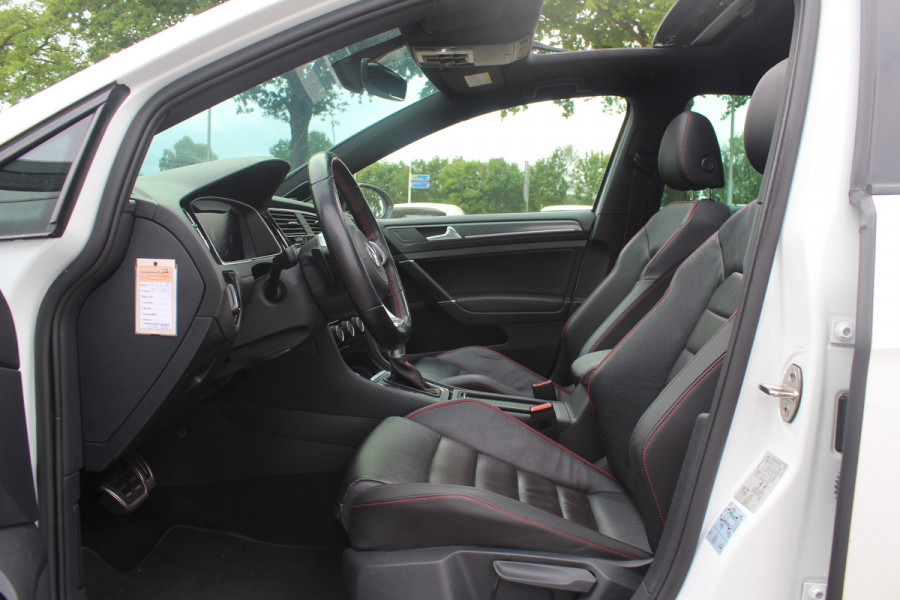 Volkswagen Golf 2.0 TSI GTI TCR / Akrapovic / Panoramadak / Camera / 19'' / Leder / Navigatie / Keyless / Dynaudio / Dodehoek / Stoelverwarming / DAB / ACC