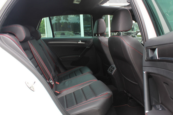 Volkswagen Golf 2.0 TSI GTI TCR / Akrapovic / Panoramadak / Camera / 19'' / Leder / Navigatie / Keyless / Dynaudio / Dodehoek / Stoelverwarming / DAB / ACC