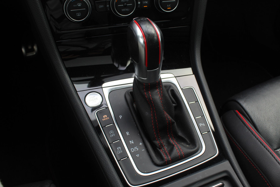 Volkswagen Golf 2.0 TSI GTI TCR / Akrapovic / Panoramadak / Camera / 19'' / Leder / Navigatie / Keyless / Dynaudio / Dodehoek / Stoelverwarming / DAB / ACC