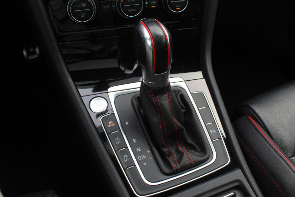 Volkswagen Golf 2.0 TSI GTI TCR / Akrapovic / Panoramadak / Camera / 19'' / Leder / Navigatie / Keyless / Dynaudio / Dodehoek / Stoelverwarming / DAB / ACC