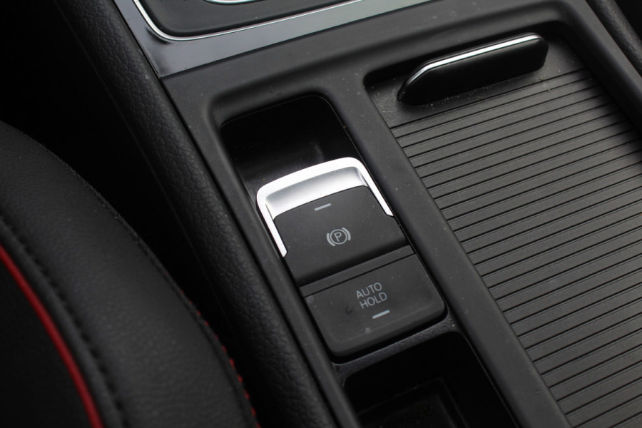 Volkswagen Golf 2.0 TSI GTI TCR / Akrapovic / Panoramadak / Camera / 19'' / Leder / Navigatie / Keyless / Dynaudio / Dodehoek / Stoelverwarming / DAB / ACC