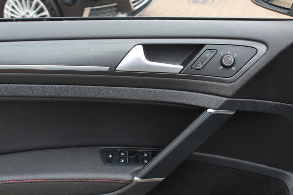 Volkswagen Golf 2.0 TSI GTI TCR / Akrapovic / Panoramadak / Camera / 19'' / Leder / Navigatie / Keyless / Dynaudio / Dodehoek / Stoelverwarming / DAB / ACC