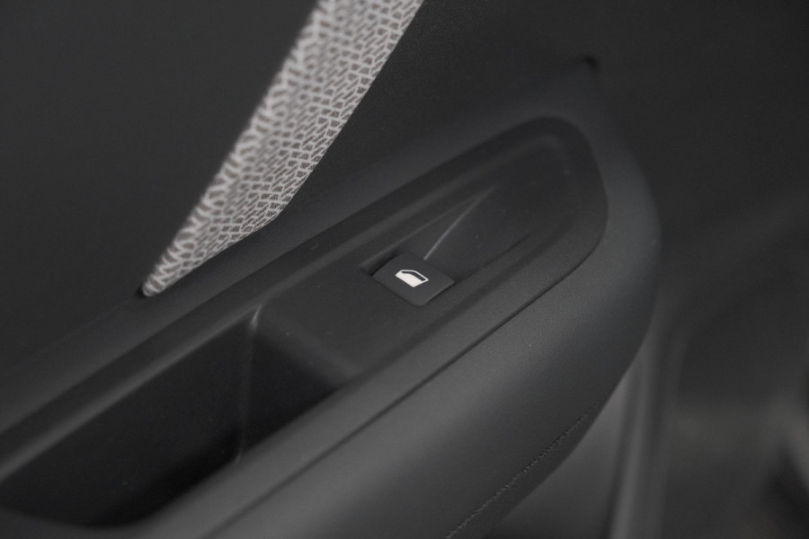 Citroën C4 Puretech 130 EAT8 Shine | Camera | Dodehoekdetectie | Head-Up Display | Apple Carplay