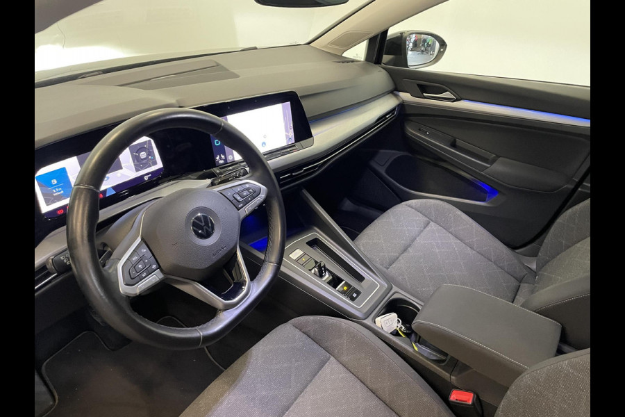 Volkswagen Golf 1.5 eTSI Life DSG-7 Aut Trekhaak Navigatie Apple Carplay/ Android Auto Camera Parkeersensoren Adaptive Cruise Control Stuur- en stoelverwarming Virtual Cockpit Lichtmetalen velgen Sfeerverlichting Climate Control
