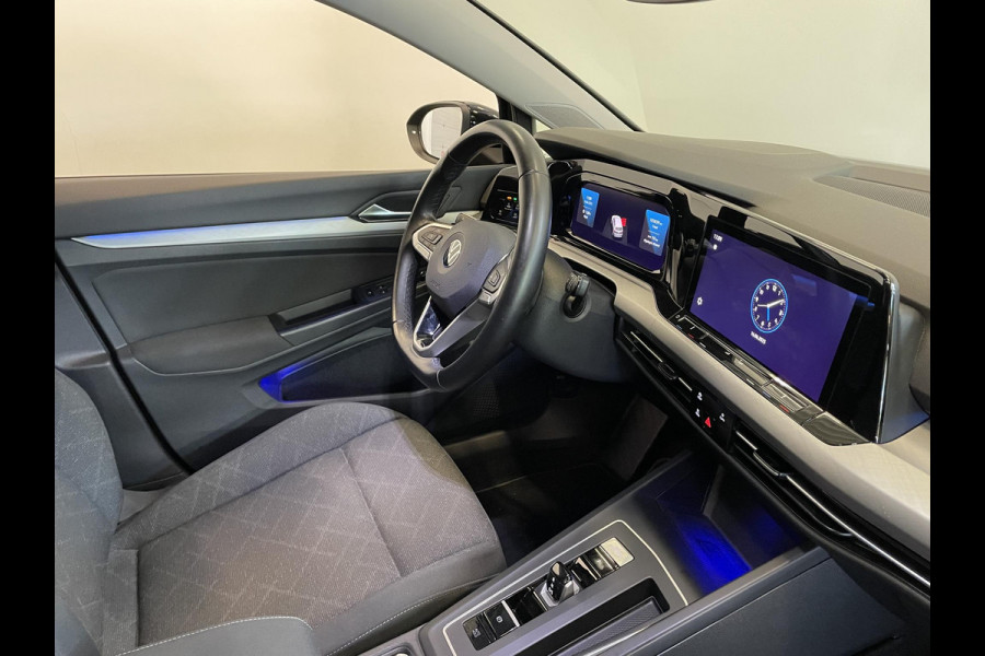 Volkswagen Golf 1.5 eTSI Life DSG-7 Aut Trekhaak Navigatie Apple Carplay/ Android Auto Camera Parkeersensoren Adaptive Cruise Control Stuur- en stoelverwarming Virtual Cockpit Lichtmetalen velgen Sfeerverlichting Climate Control