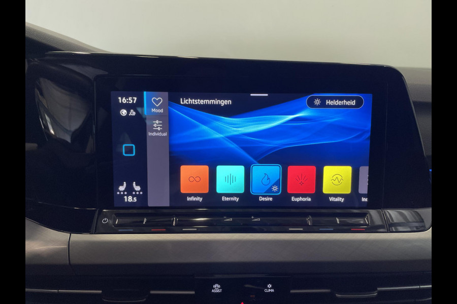 Volkswagen Golf 1.5 eTSI Life DSG-7 Aut Trekhaak Navigatie Apple Carplay/ Android Auto Camera Parkeersensoren Adaptive Cruise Control Stuur- en stoelverwarming Virtual Cockpit Lichtmetalen velgen Sfeerverlichting Climate Control