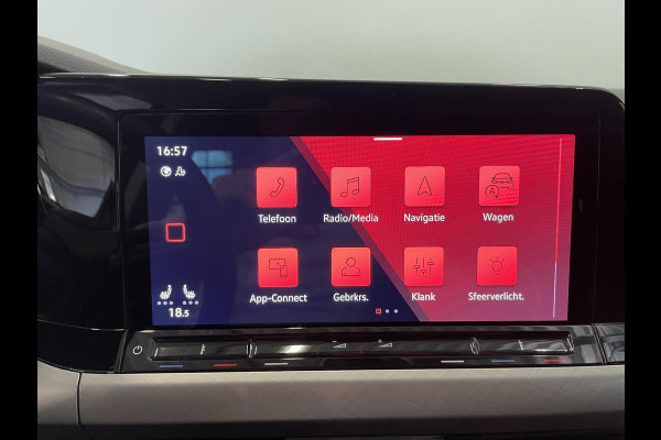 Volkswagen Golf 1.5 eTSI Life DSG-7 Aut Trekhaak Navigatie Apple Carplay/ Android Auto Camera Parkeersensoren Adaptive Cruise Control Stuur- en stoelverwarming Virtual Cockpit Lichtmetalen velgen Sfeerverlichting Climate Control
